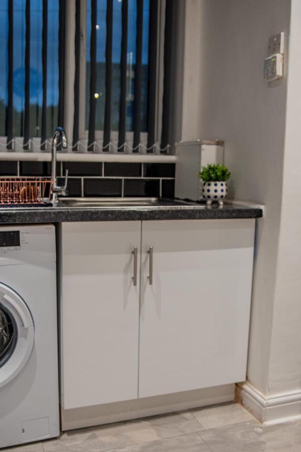 Bv Comfy Spacious 3 Bedroom House At Tatton Street Manchester Exteriör bild